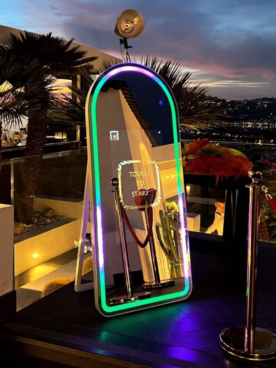 Fotobox Magic Mirror mieten in Bayern – stilvoller Fotospiegel mit LED-Rahmen für exklusive Events im Freien