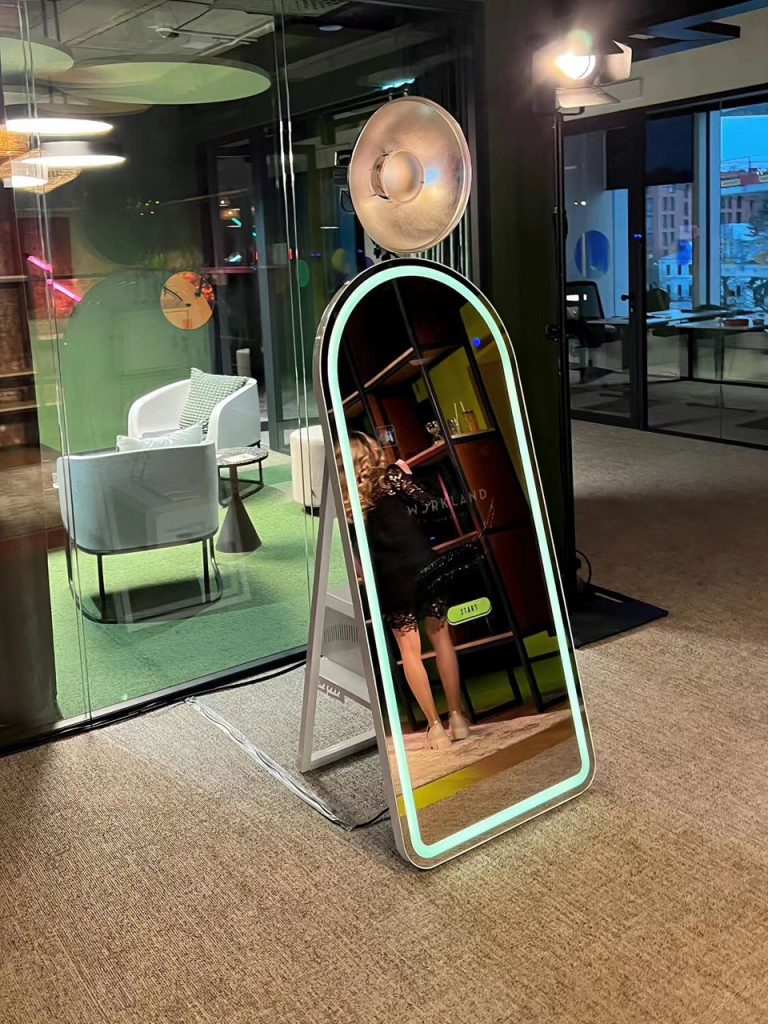 Interaktiver Magic Mirror Fotospiegel mieten – ideale Fotobox für Hochzeiten & Firmenfeiern in München und ganz Bayern