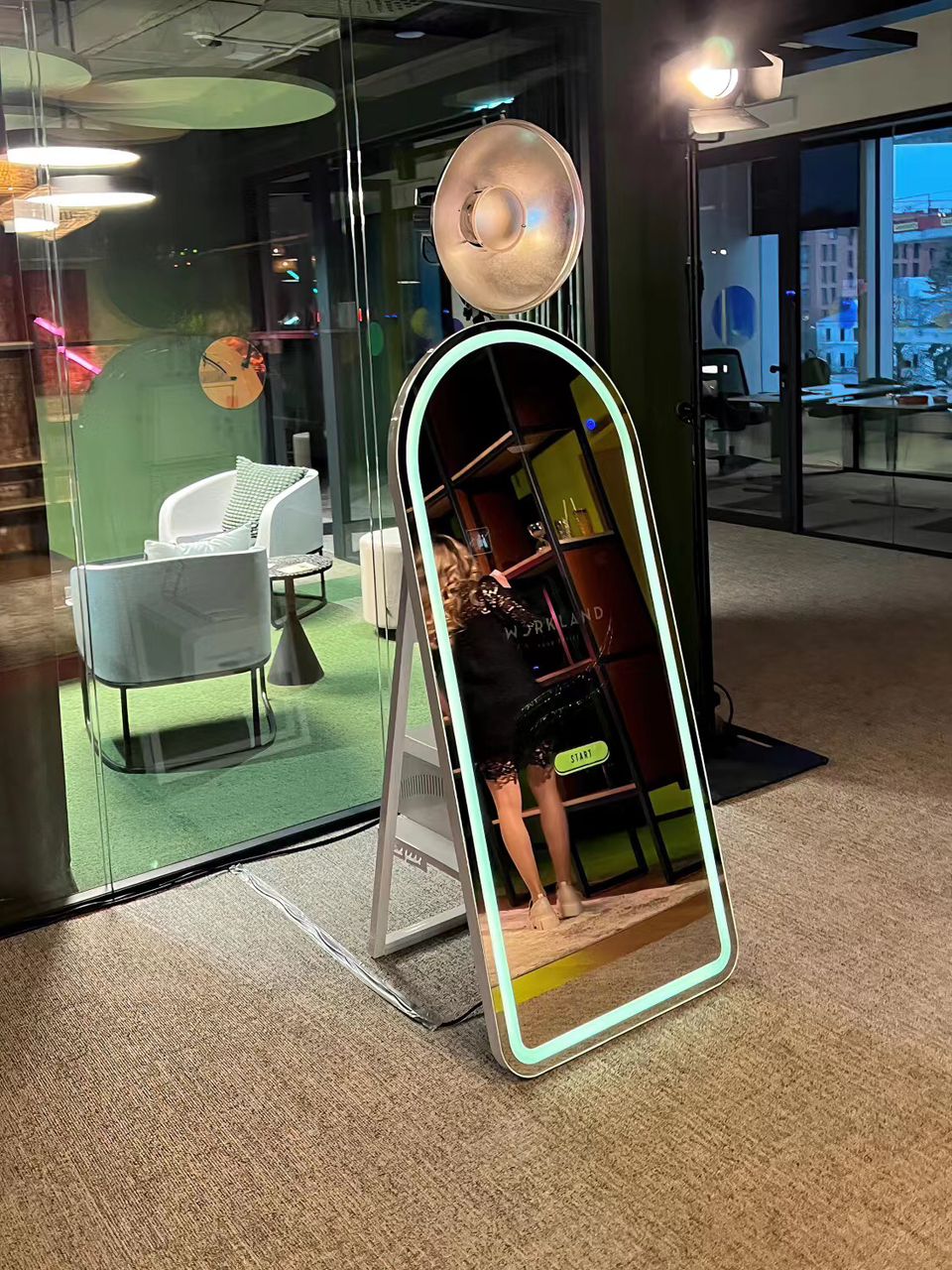 Magic Mirror Fotospiegel für Events mieten in Bayern und Umgebung – Event-Manifest Fotobox mieten als Highlight für Hochzeiten, Firmenfeiern & Messen