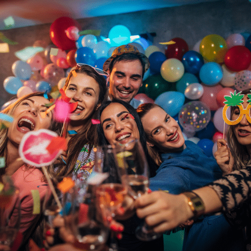 Partygäste mit Requisiten – Fotobox Magic Mirror für Events in Bayern mieten mit Event-Manifest